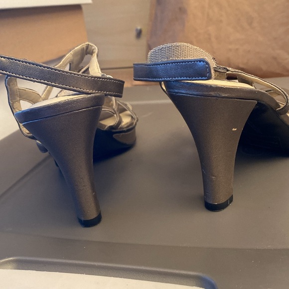 Naturalizer 8.5M pewter heels 4” - Picture 3 of 14